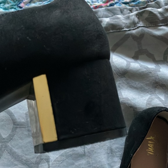 Shoes - Picture 3 of 8